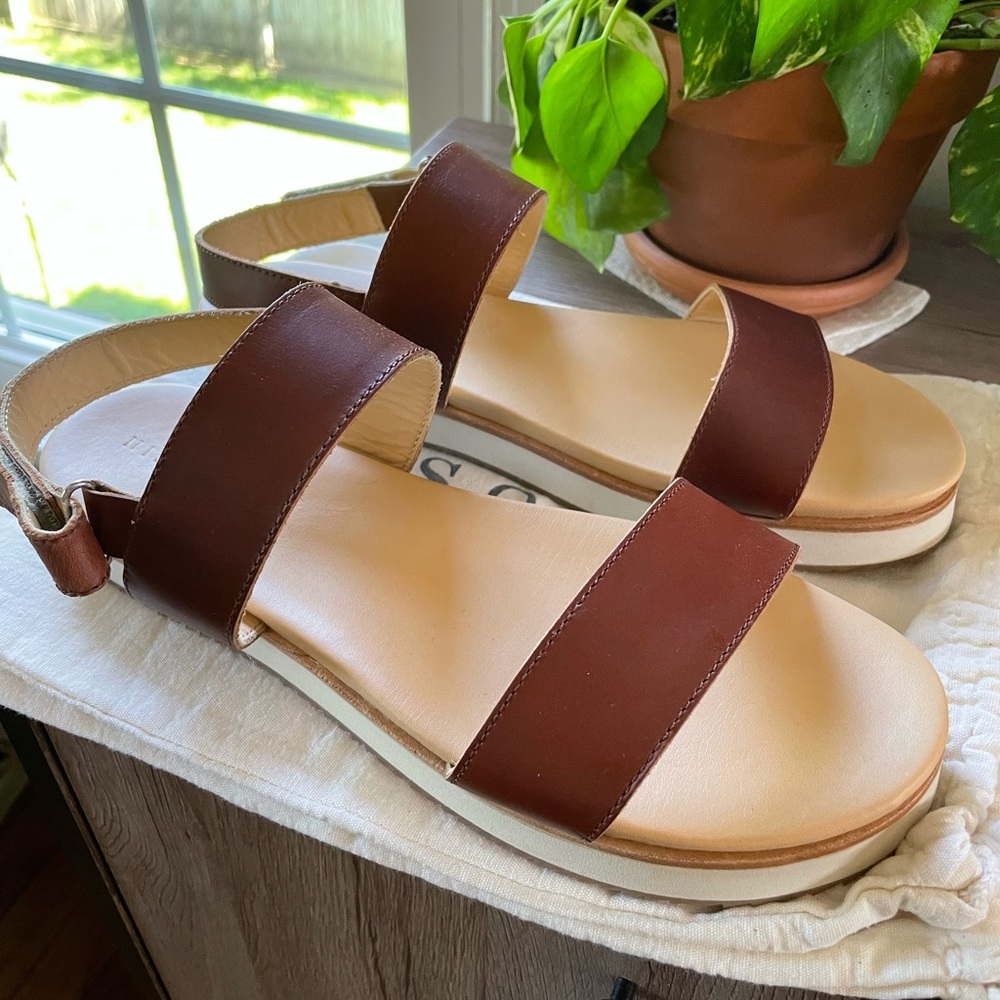 Go-To Flatform Sandal